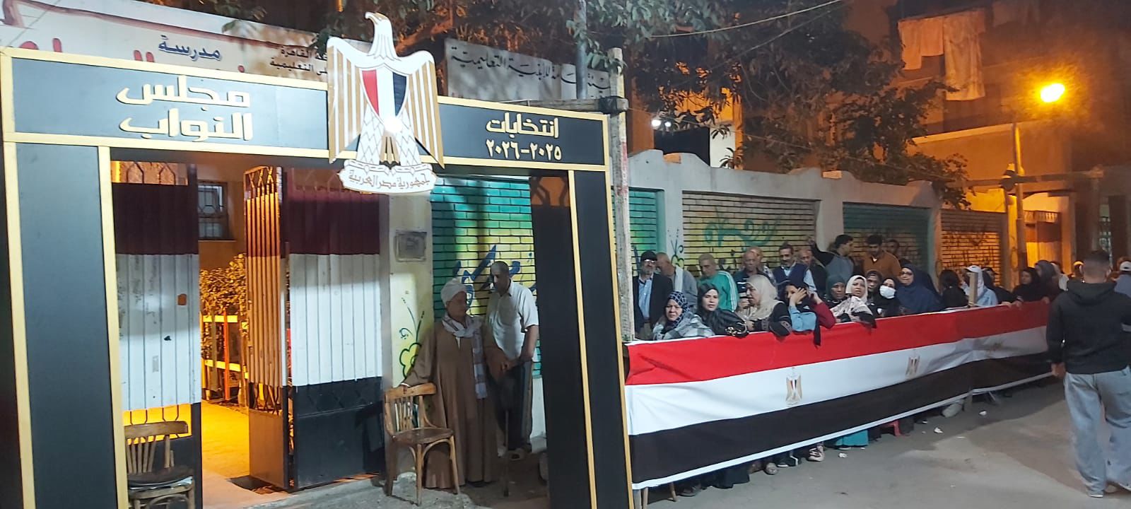 زحمة كبيرة من الشباب قدام لجان قصر النيل قبل ما يقفلوا باب التصويت 5 1764095922 153 زحمة كبيرة من الشباب قدام لجان قصر النيل قبل ما