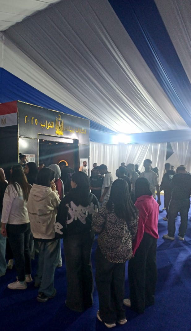 زحمة كبيرة من الشباب قدام لجان قصر النيل قبل ما يقفلوا باب التصويت 4 1764095922 366 زحمة كبيرة من الشباب قدام لجان قصر النيل قبل ما