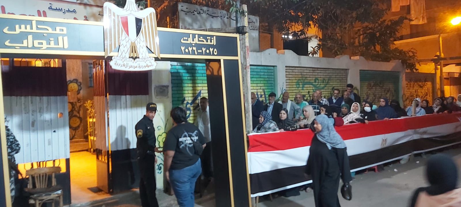 زحمة كبيرة من الشباب قدام لجان قصر النيل قبل ما يقفلوا باب التصويت 6 1764095922 743 زحمة كبيرة من الشباب قدام لجان قصر النيل قبل ما