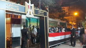 1764095923 زحمة كبيرة من الشباب قدام لجان قصر النيل قبل ما