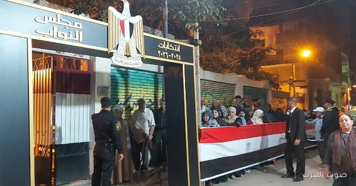 زحمة كبيرة من الشباب قدام لجان قصر النيل قبل ما يقفلوا باب التصويت 2 زحمة كبيرة من الشباب قدام لجان قصر النيل قبل ما يقفلوا باب التصويت