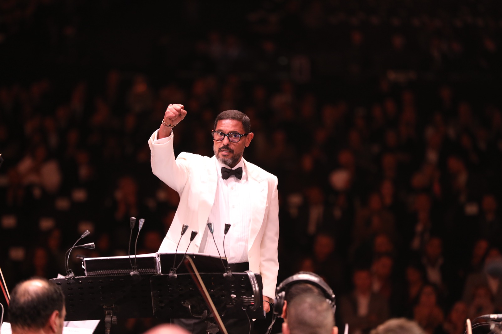 1764102561 11 هاني فرحات يتألق مع الأوركسترا الملكي البريطاني في حفل مليان