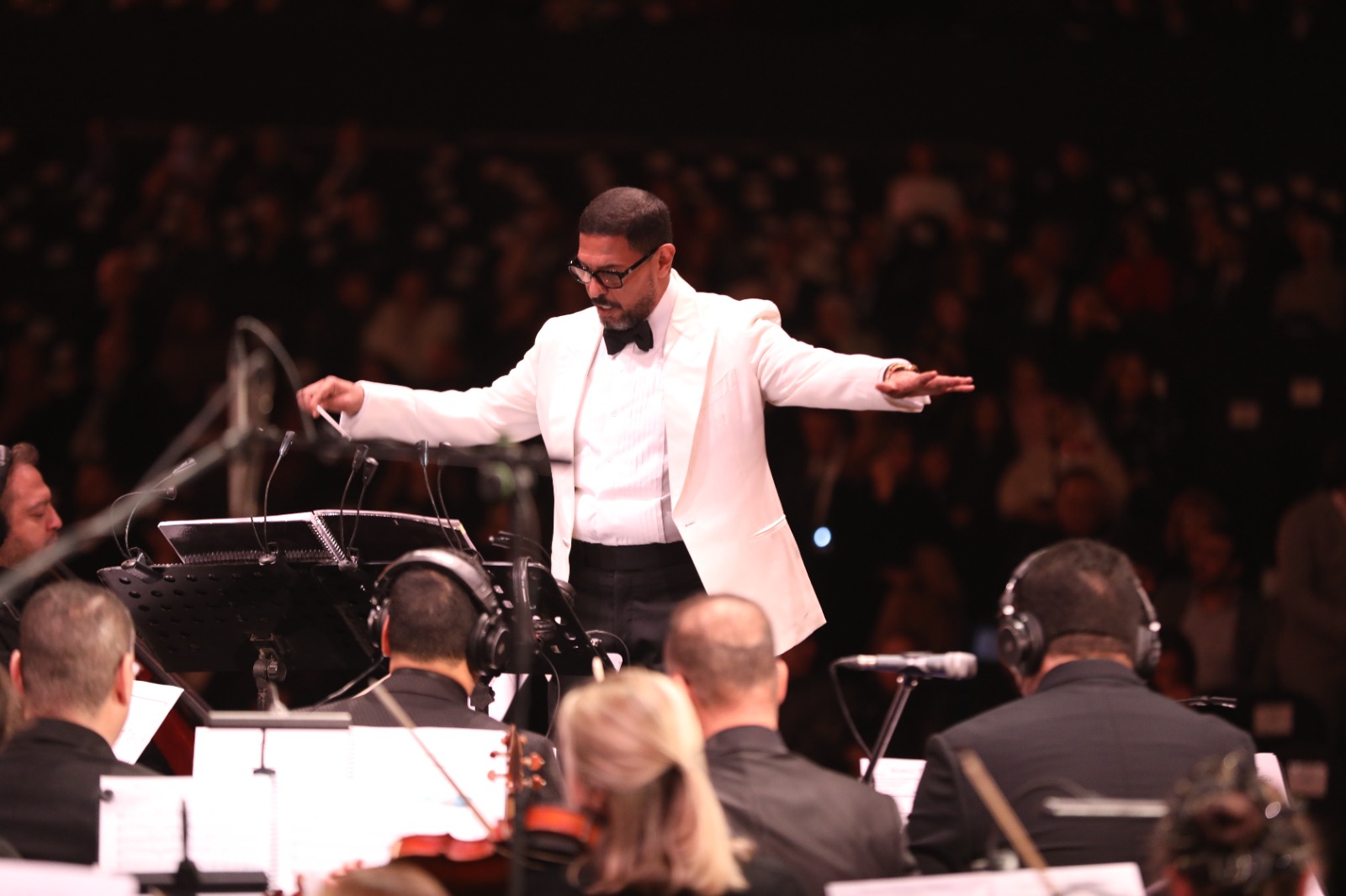 1764102561 619 هاني فرحات يتألق مع الأوركسترا الملكي البريطاني في حفل مليان