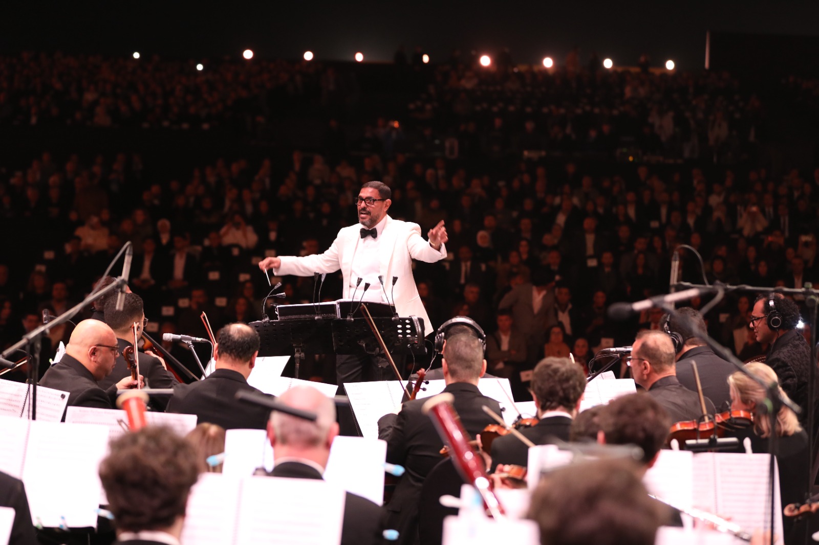 1764102561 737 هاني فرحات يتألق مع الأوركسترا الملكي البريطاني في حفل مليان