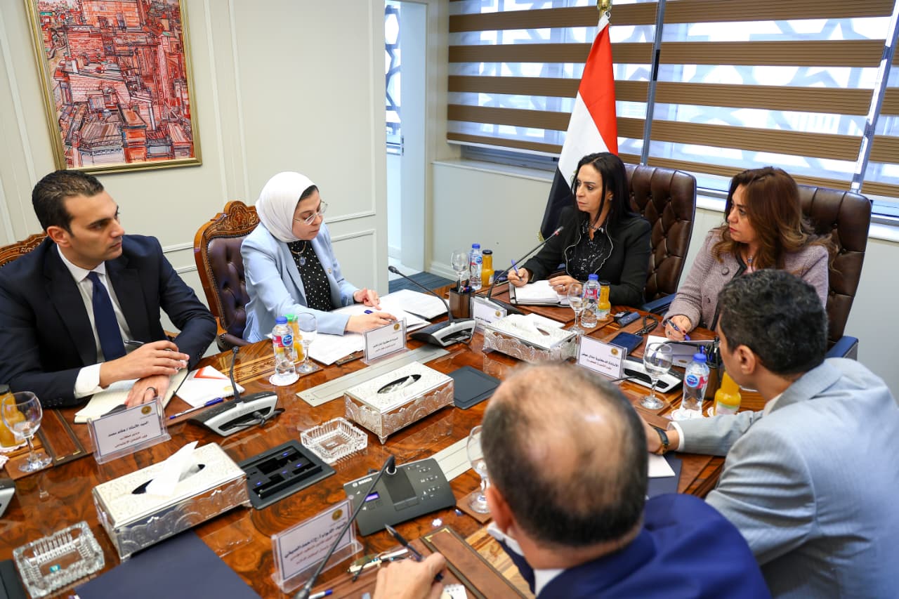 1764149901 16 التنمية المحلية والتضامن يناقشوا دعم الهلال الأحمر للفلسطينيين في غزة