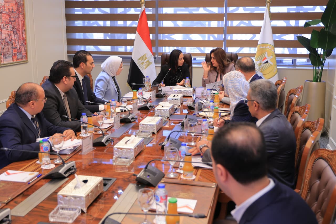 1764149901 228 التنمية المحلية والتضامن يناقشوا دعم الهلال الأحمر للفلسطينيين في غزة