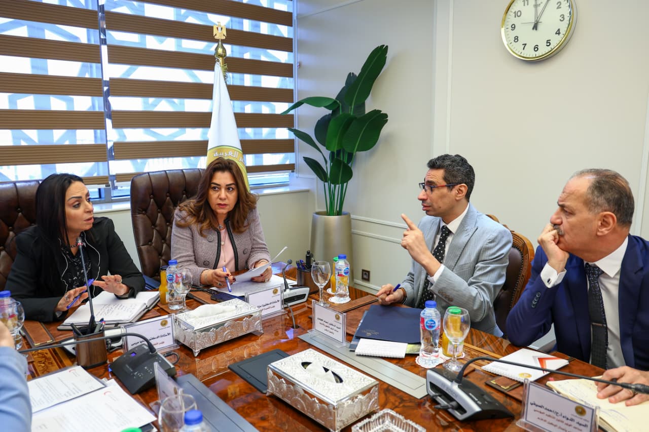 1764149901 499 التنمية المحلية والتضامن يناقشوا دعم الهلال الأحمر للفلسطينيين في غزة