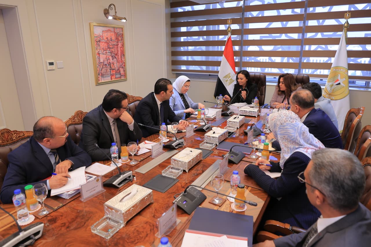 1764149901 976 التنمية المحلية والتضامن يناقشوا دعم الهلال الأحمر للفلسطينيين في غزة