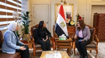 1764149902 التنمية المحلية والتضامن يناقشوا دعم الهلال الأحمر للفلسطينيين في غزة