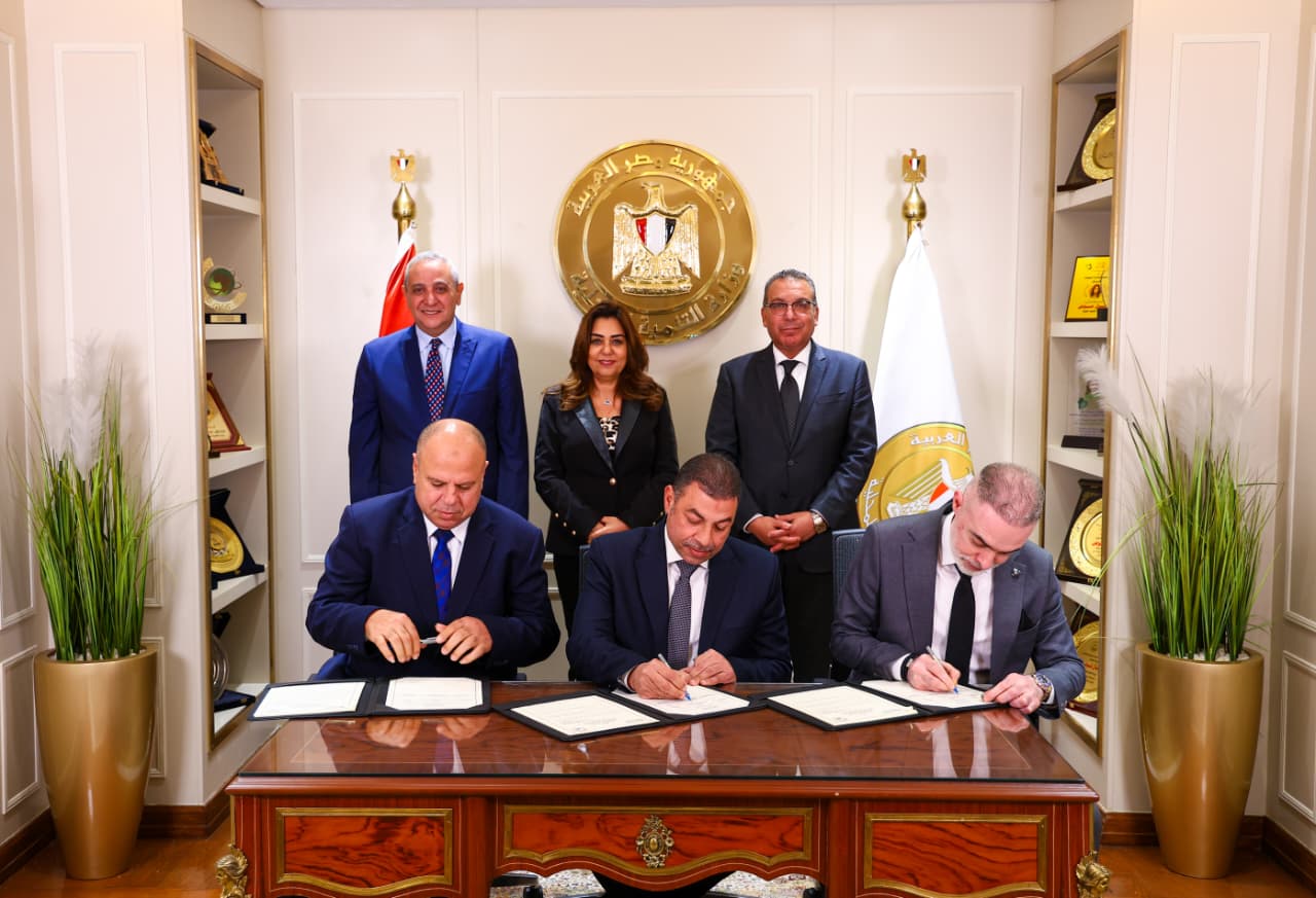 1764174153 807 توقيع عقد لإدارة النقل الداخلي في طنطا والمحلة مع القطاع
