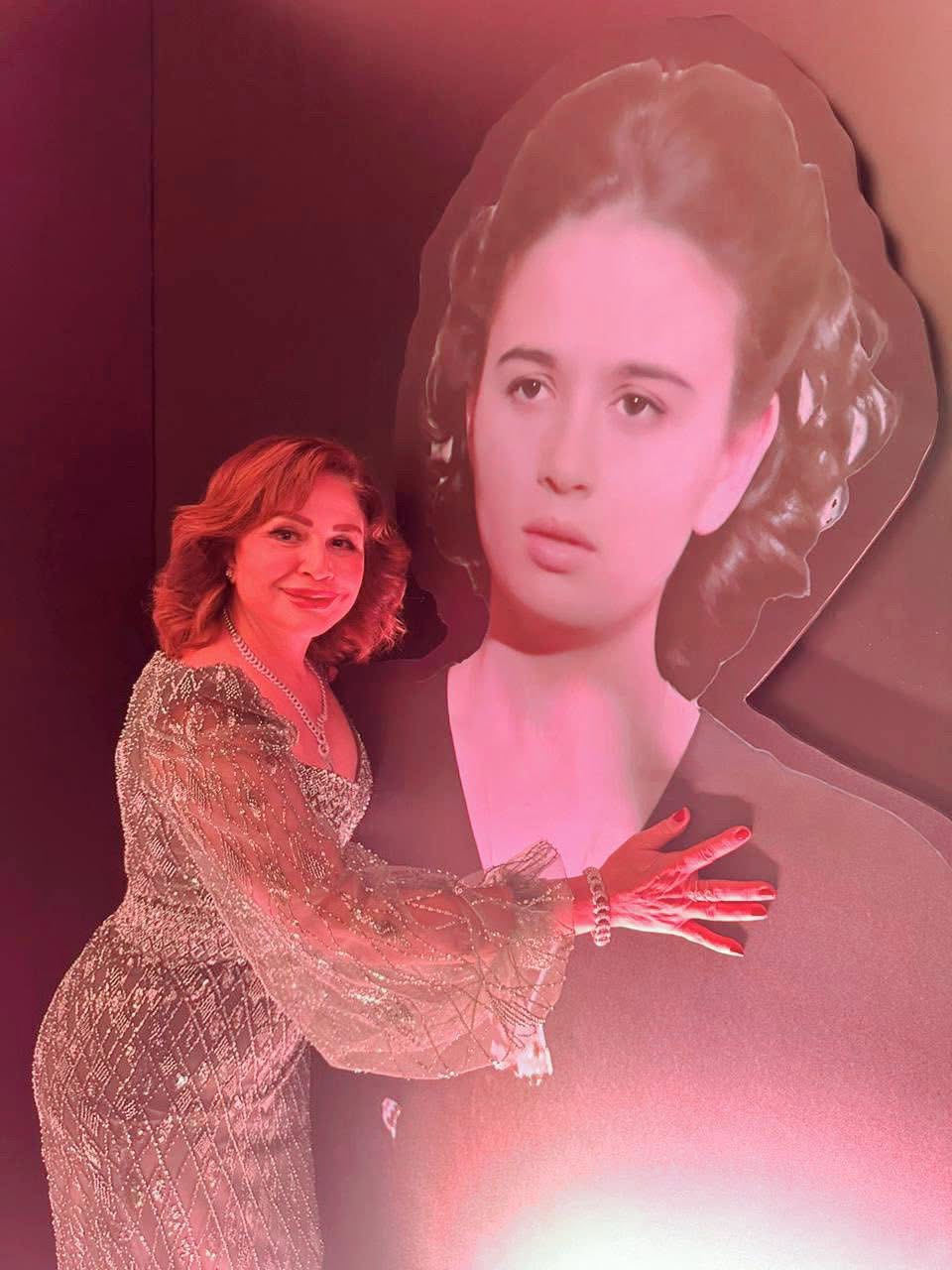 1764181957 416 إلهام شاهين تحتفل بمعرض لصور شغلها بعد 45 سنة فن