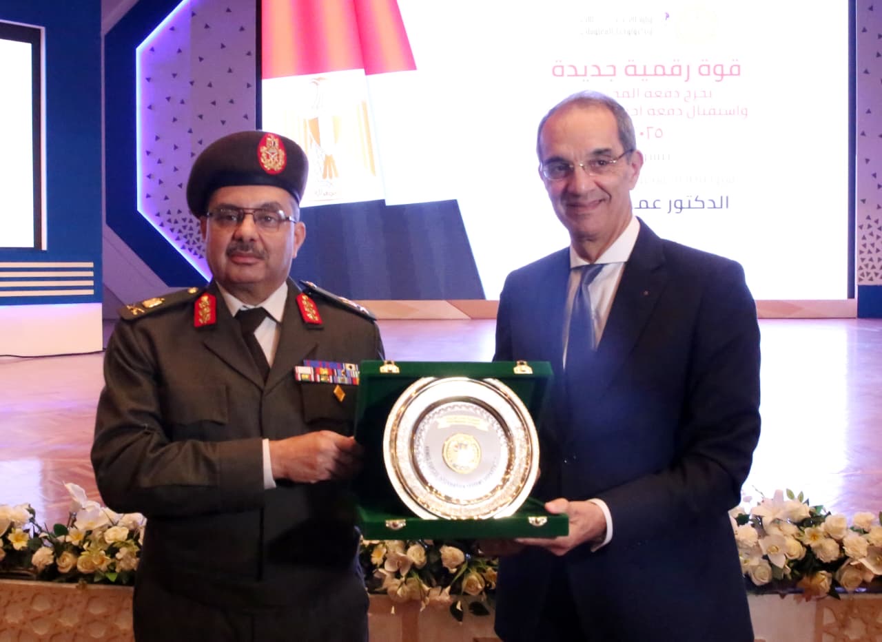 القوات المسلحة ووزارة الاتصالات يحتفلوا بتخرج أول دفعة من برنامج ICC للمجندين في التعهيد 6 1764235179 675 القوات المسلحة ووزارة الاتصالات يحتفلوا بتخرج أول دفعة من برنامج