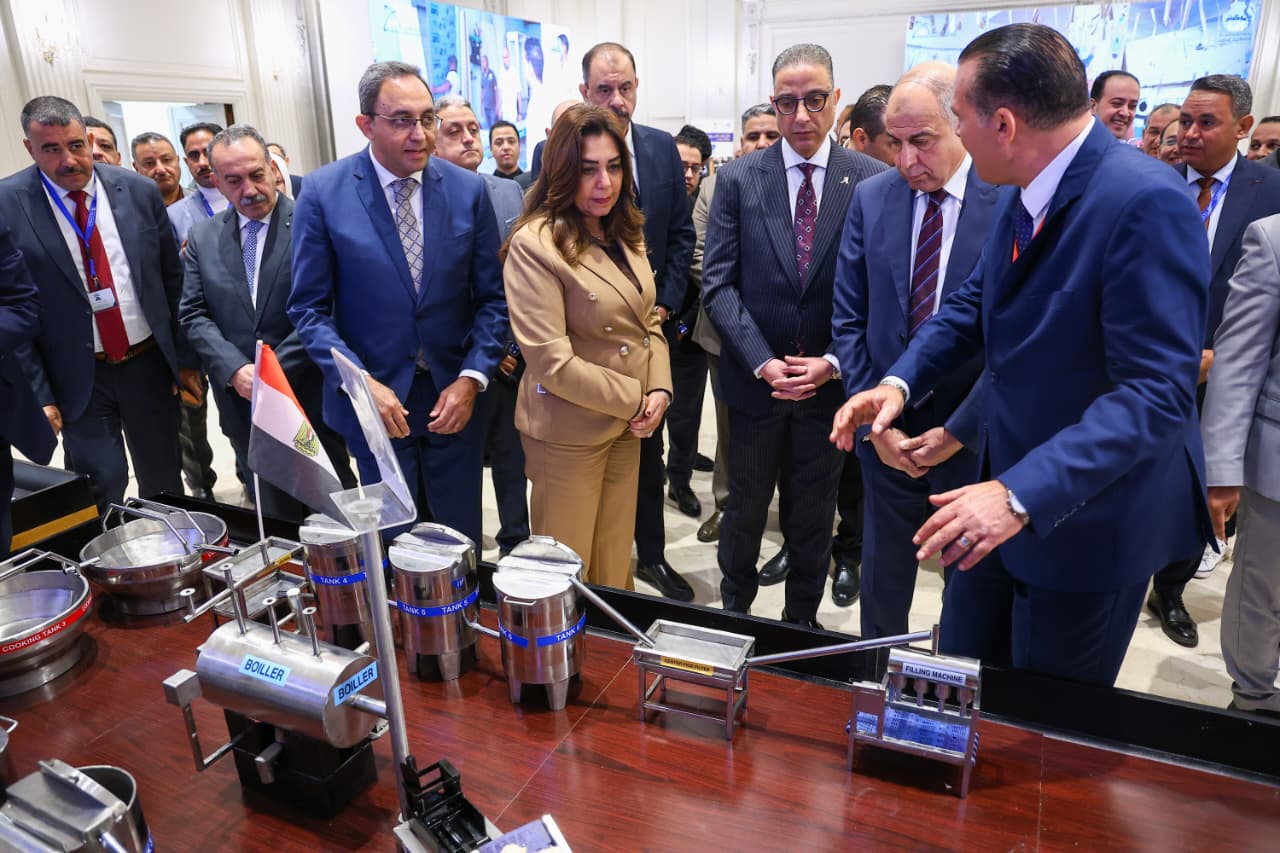 1764245247 294 وزيرة التنمية المحلية تفتتح معرض لمشروعات التنمية في صعيد مصر