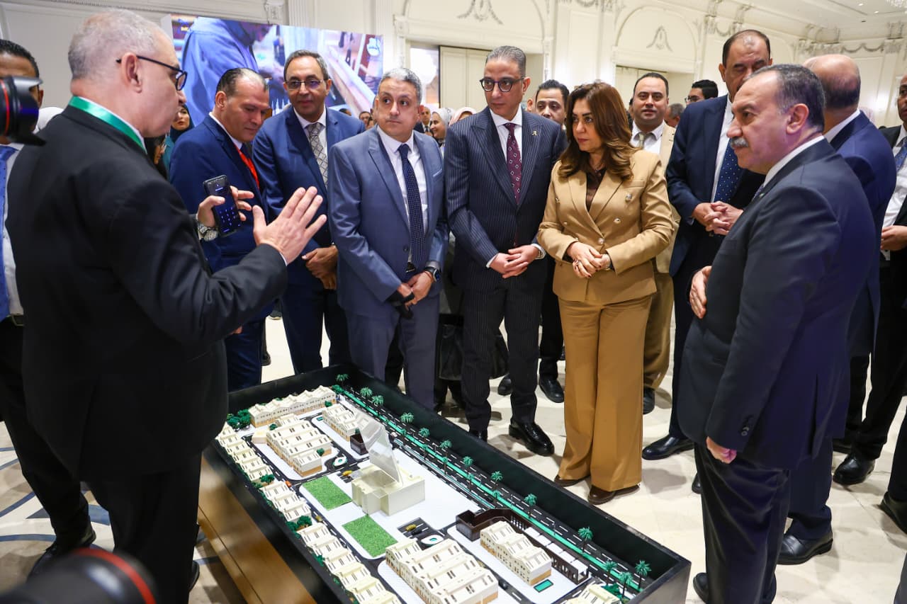 1764245247 304 وزيرة التنمية المحلية تفتتح معرض لمشروعات التنمية في صعيد مصر