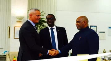 رئيس مصر للطيران قابل سفير السنغال في القاهرة 21 1764248975 رئيس مصر للطيران قابل سفير السنغال في القاهرة