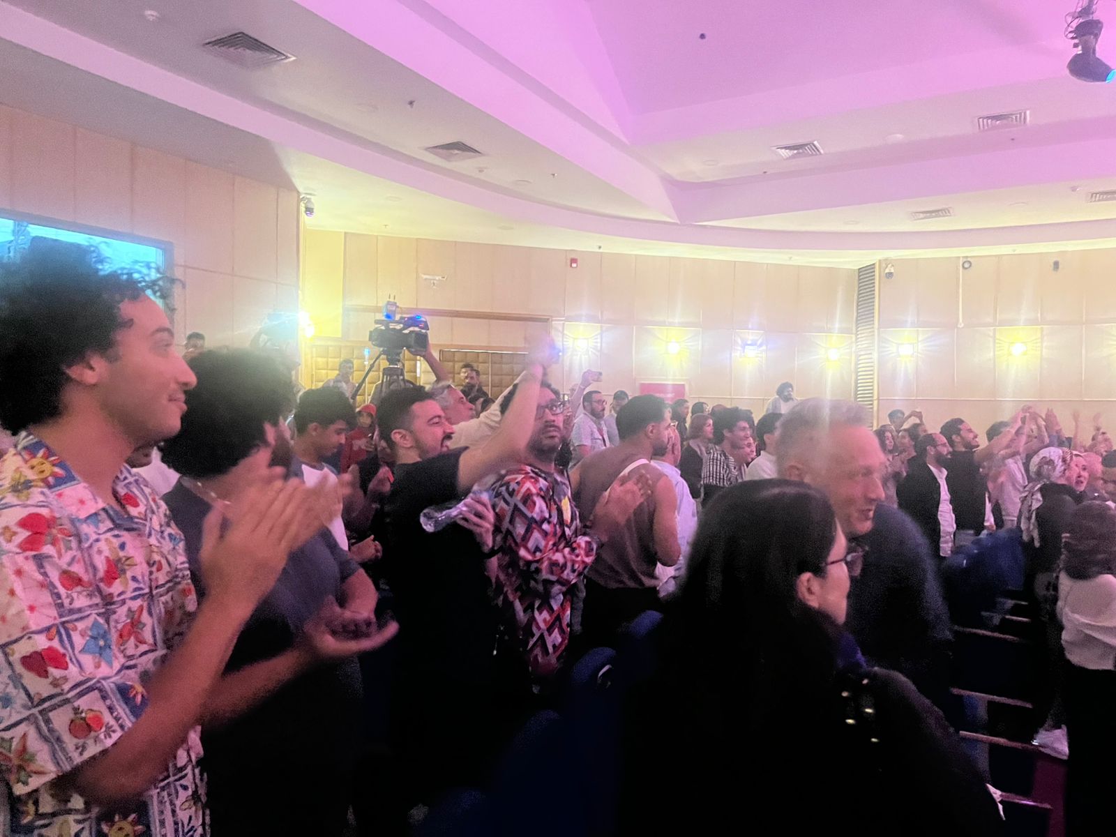 1764280068 195 تصفيق كبير لفيلم سكرين ومديح لبطل قبل انتهاء العالم بدقيقة