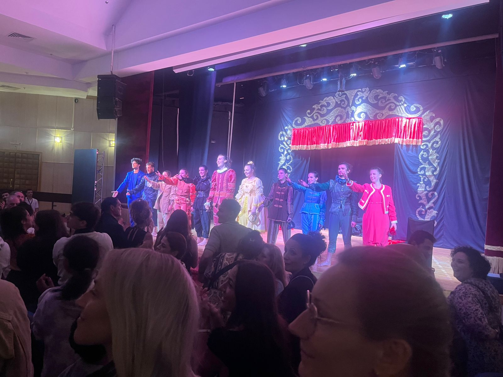 1764280068 611 تصفيق كبير لفيلم سكرين ومديح لبطل قبل انتهاء العالم بدقيقة