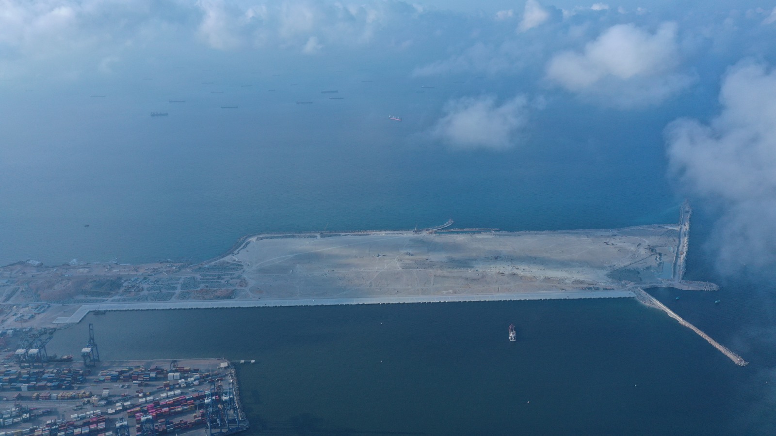 1764288169 274 النقل بتكشف عن تفاصيل مشروع تحيا مصر 2 في ميناء