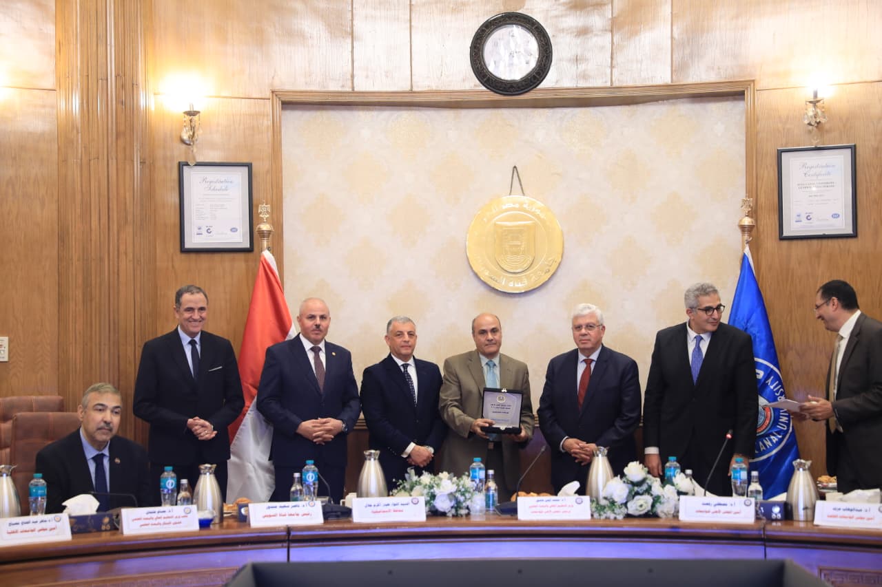 وزير التعليم العالي يكرم الفائزين بمسابقة أفضل جامعة صديقة للبيئة لسنة 2024/2025 7 1764347492 266 وزير التعليم العالي يكرم الفائزين بمسابقة أفضل جامعة صديقة للبيئة