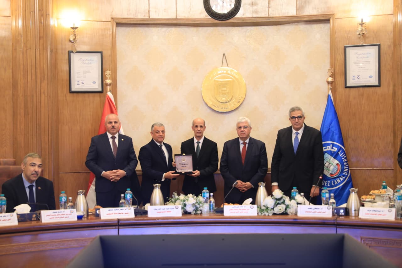 وزير التعليم العالي يكرم الفائزين بمسابقة أفضل جامعة صديقة للبيئة لسنة 2024/2025 10 1764347492 42 وزير التعليم العالي يكرم الفائزين بمسابقة أفضل جامعة صديقة للبيئة