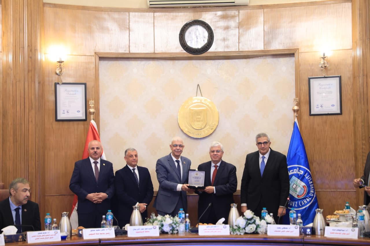 وزير التعليم العالي يكرم الفائزين بمسابقة أفضل جامعة صديقة للبيئة لسنة 2024/2025 9 1764347492 843 وزير التعليم العالي يكرم الفائزين بمسابقة أفضل جامعة صديقة للبيئة