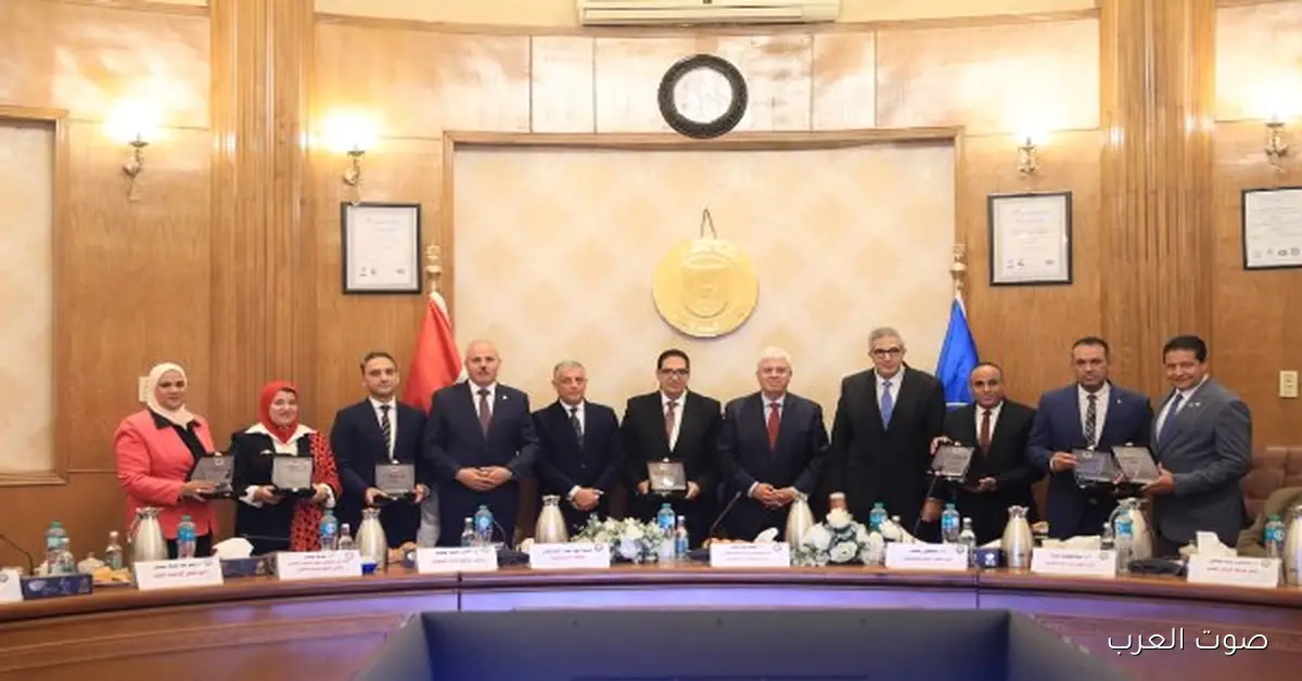 وزير التعليم العالي يكرم الفائزين بمسابقة أفضل جامعة صديقة للبيئة لسنة 2024/2025 2 وزير التعليم العالي يكرم الفائزين بمسابقة أفضل جامعة صديقة للبيئة لسنة 2024/2025