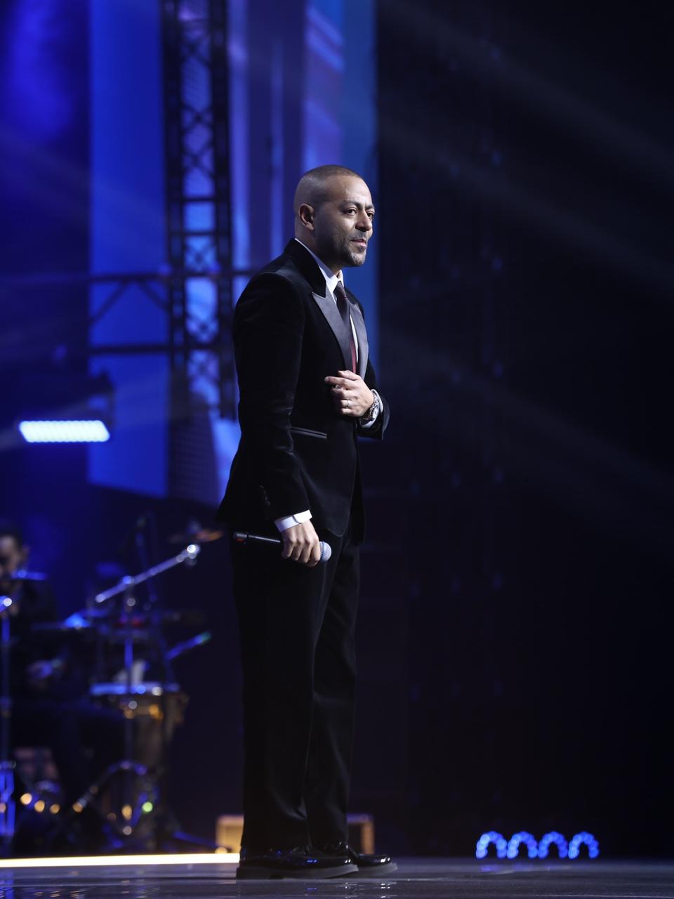 1764448181 596 تامر عاشور يبدع في ليلة مميزة على مسرح أرينا بالكويت