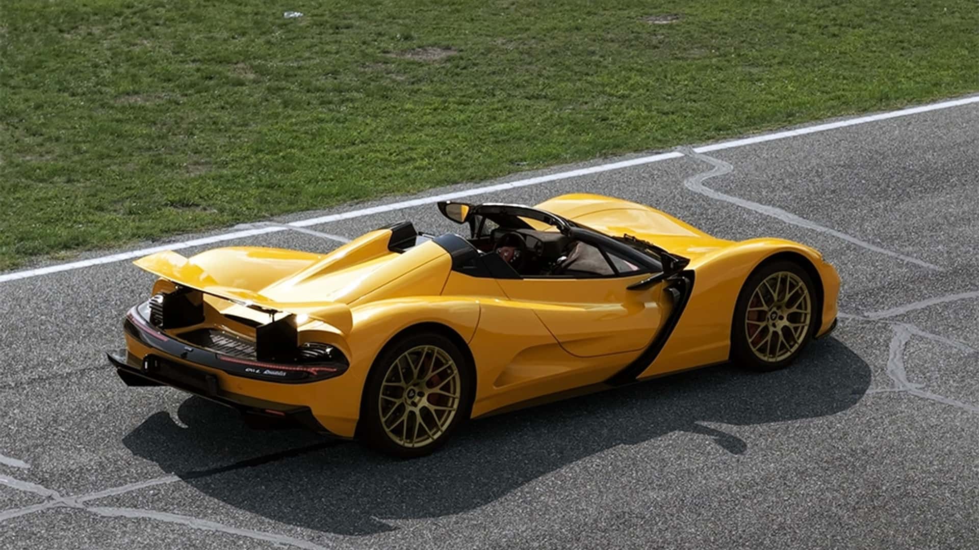 1764464487 932 بـ2000 حصان تقريبًا إيه اللي بتقدمه أسرع عربية كهربائية في