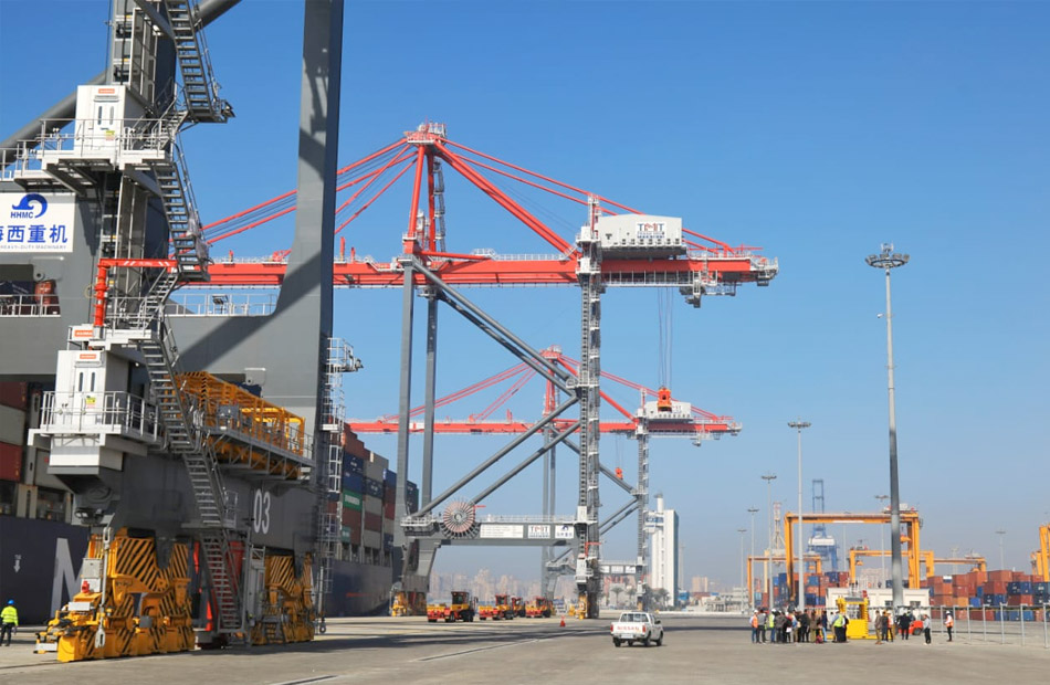 1764493349 247 أكبر ميناء في العالم يستقبل ناقلة سيارات عملاقة في الإسكندرية