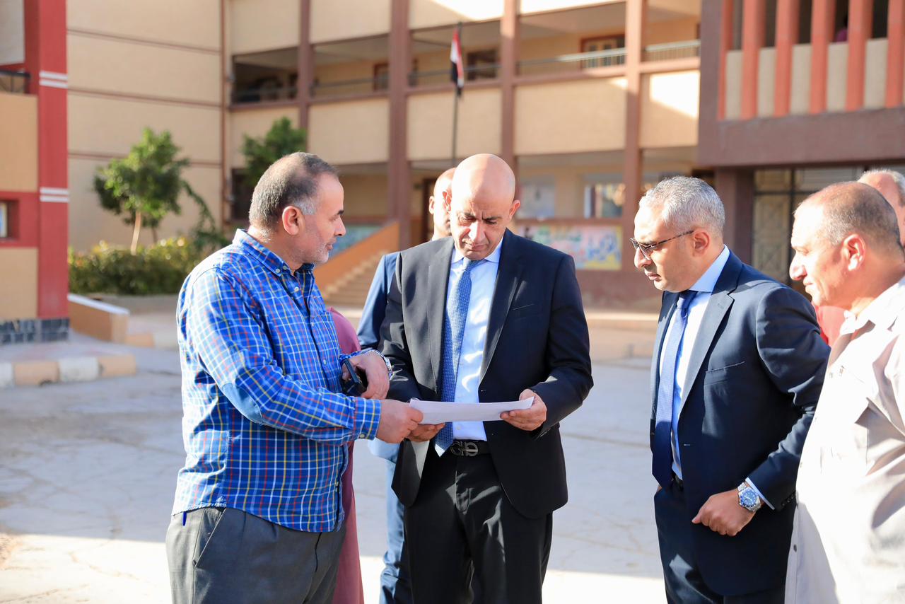 1764498321 205 وزير التعليم يعمل جولة مفاجئة في مدارس دمياط ومعاه صور