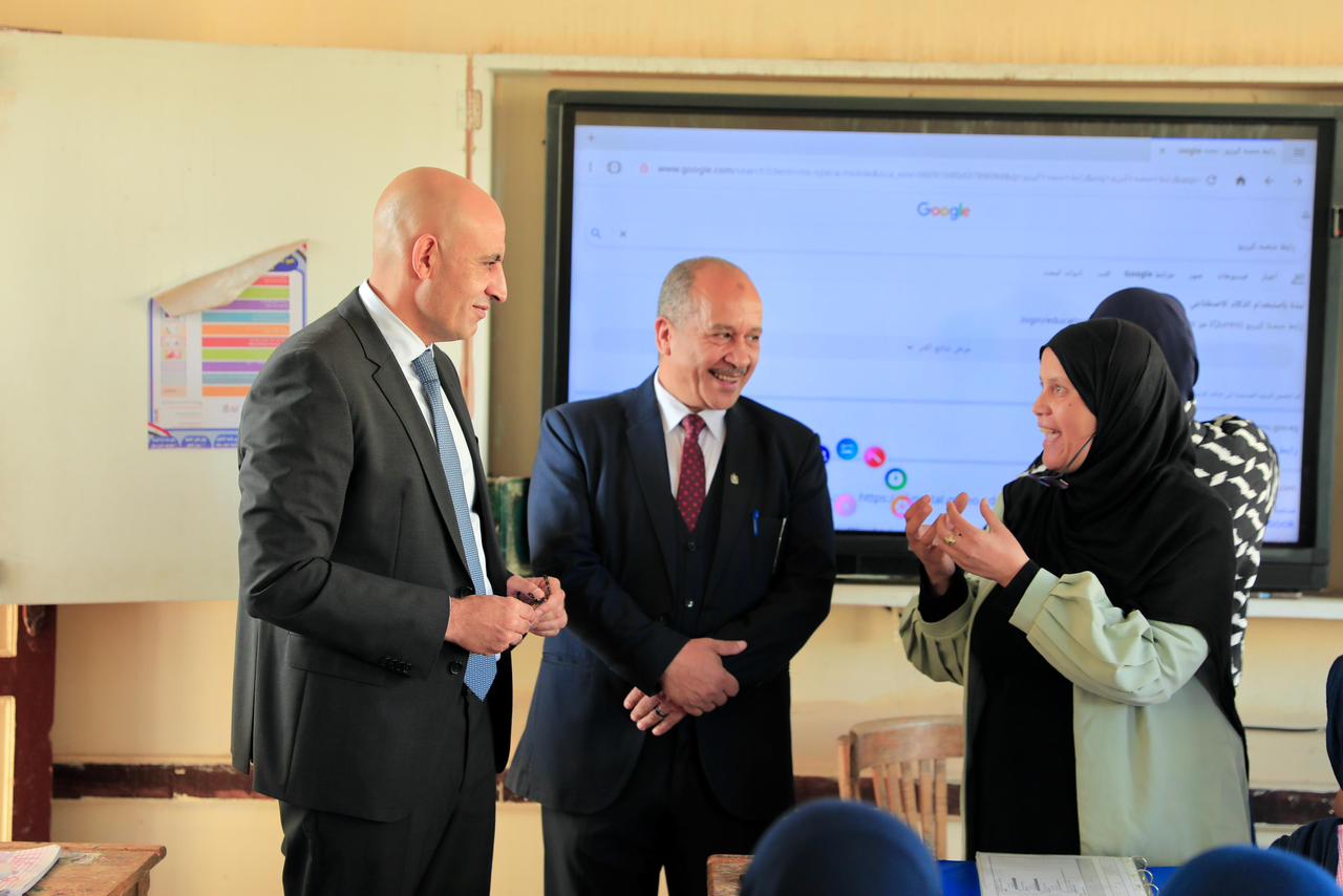 1764498321 288 وزير التعليم يعمل جولة مفاجئة في مدارس دمياط ومعاه صور