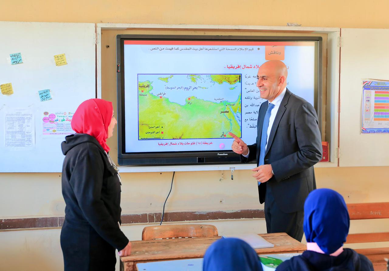 1764498321 351 وزير التعليم يعمل جولة مفاجئة في مدارس دمياط ومعاه صور