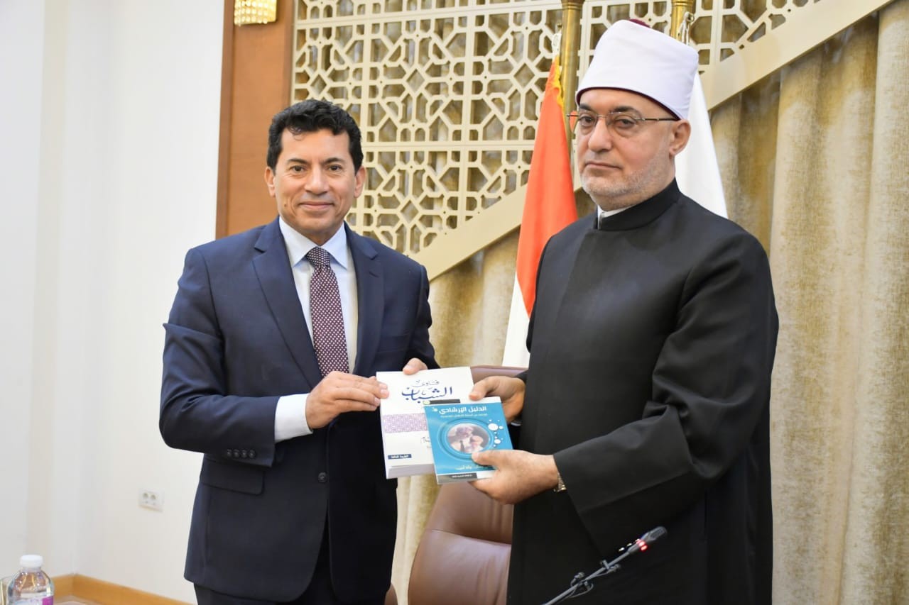 1764513386 990 وزير الرياضة ومفتي الجمهورية يتكلموا عن كيف يساعدوا بعض في