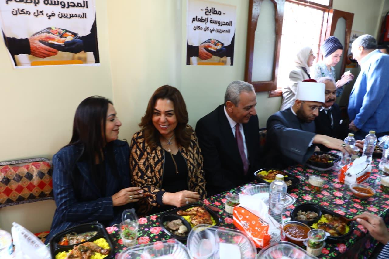 1764515552 885 وزراء التضامن والتنمية المحلية والأوقاف يتفقدوا مطبخ المحروسة للإطعام في