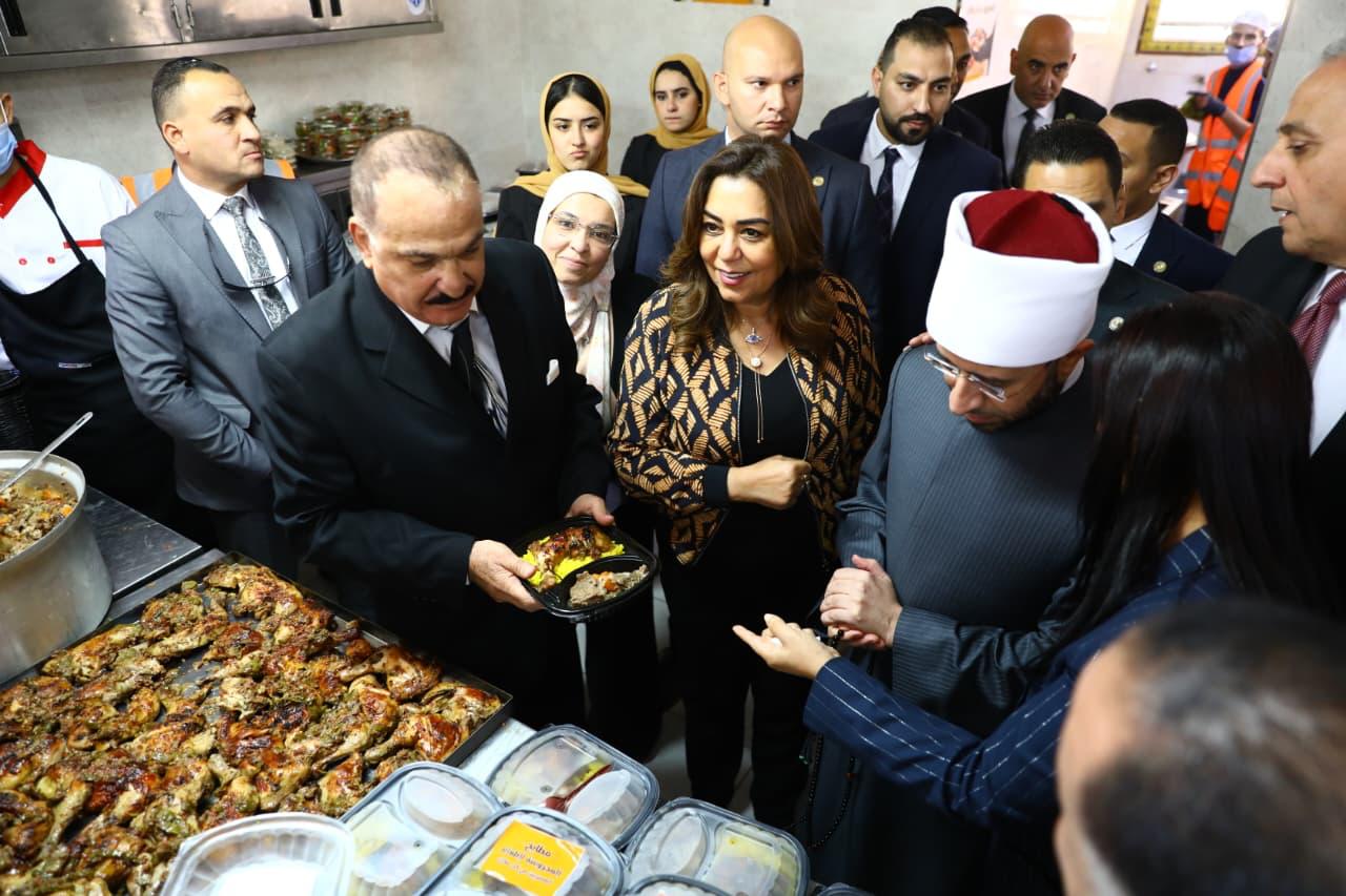 1764515553 761 وزراء التضامن والتنمية المحلية والأوقاف يتفقدوا مطبخ المحروسة للإطعام في