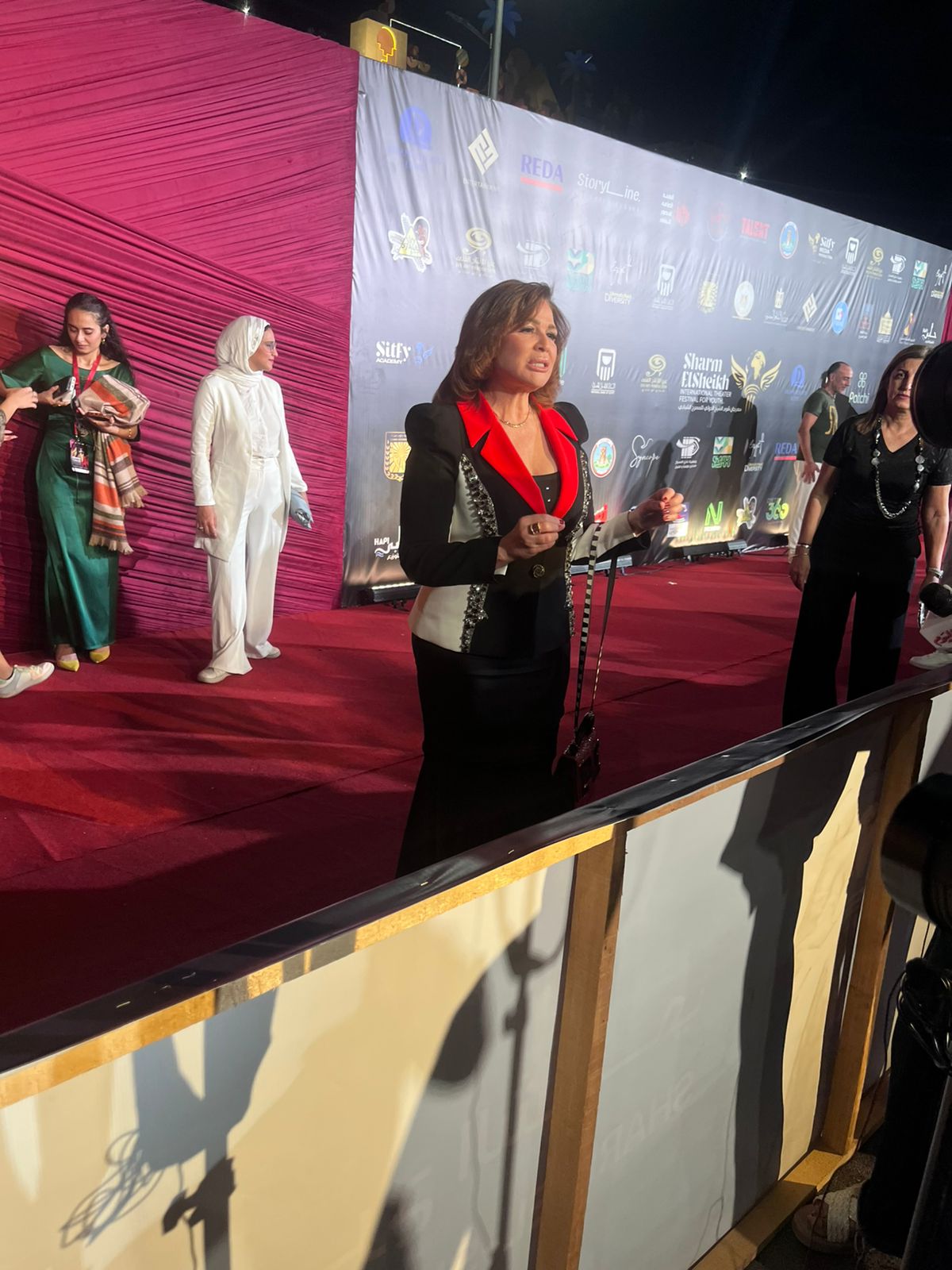 1764524177 640 إلهام شاهين بتلمع بألوان علم مصر وصابرين بالأسود في ختام