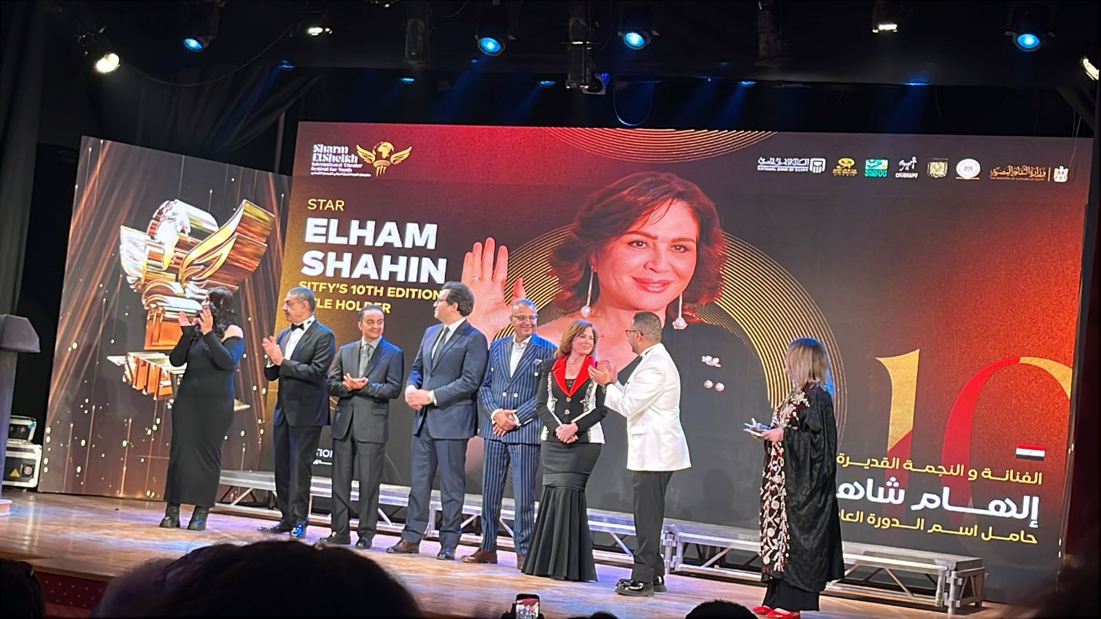 1764527117 818 إلهام شاهين دموعها مش قادرة تتحكم فيها في ختام مهرجان