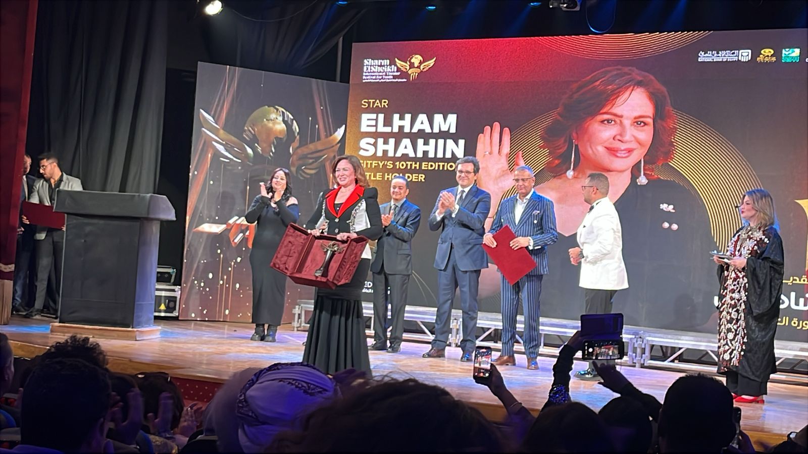 1764527117 843 إلهام شاهين دموعها مش قادرة تتحكم فيها في ختام مهرجان