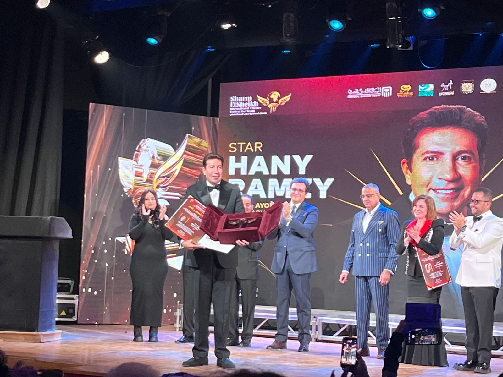 1764527421 195 هاني رمزي يهدي تكريمه في شرم الشيخ لوالدته بكلمات مؤثرة