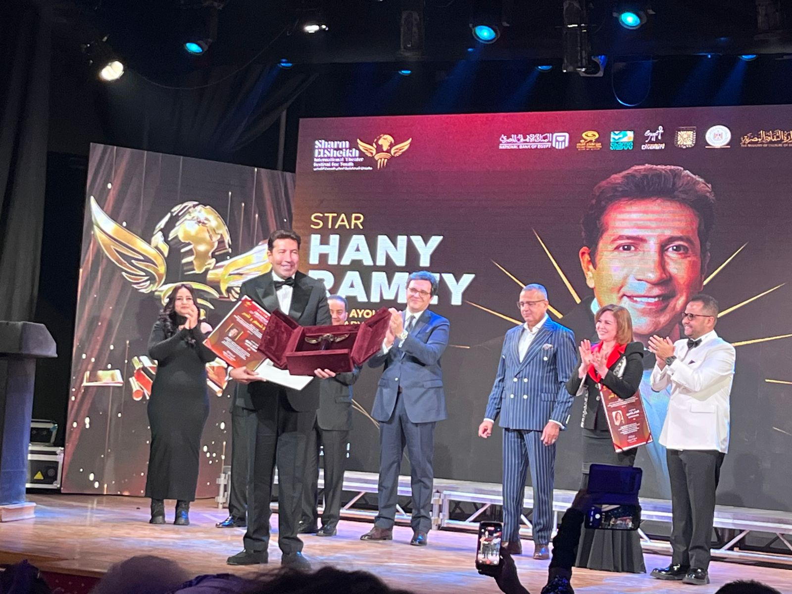 1764527421 732 هاني رمزي يهدي تكريمه في شرم الشيخ لوالدته بكلمات مؤثرة