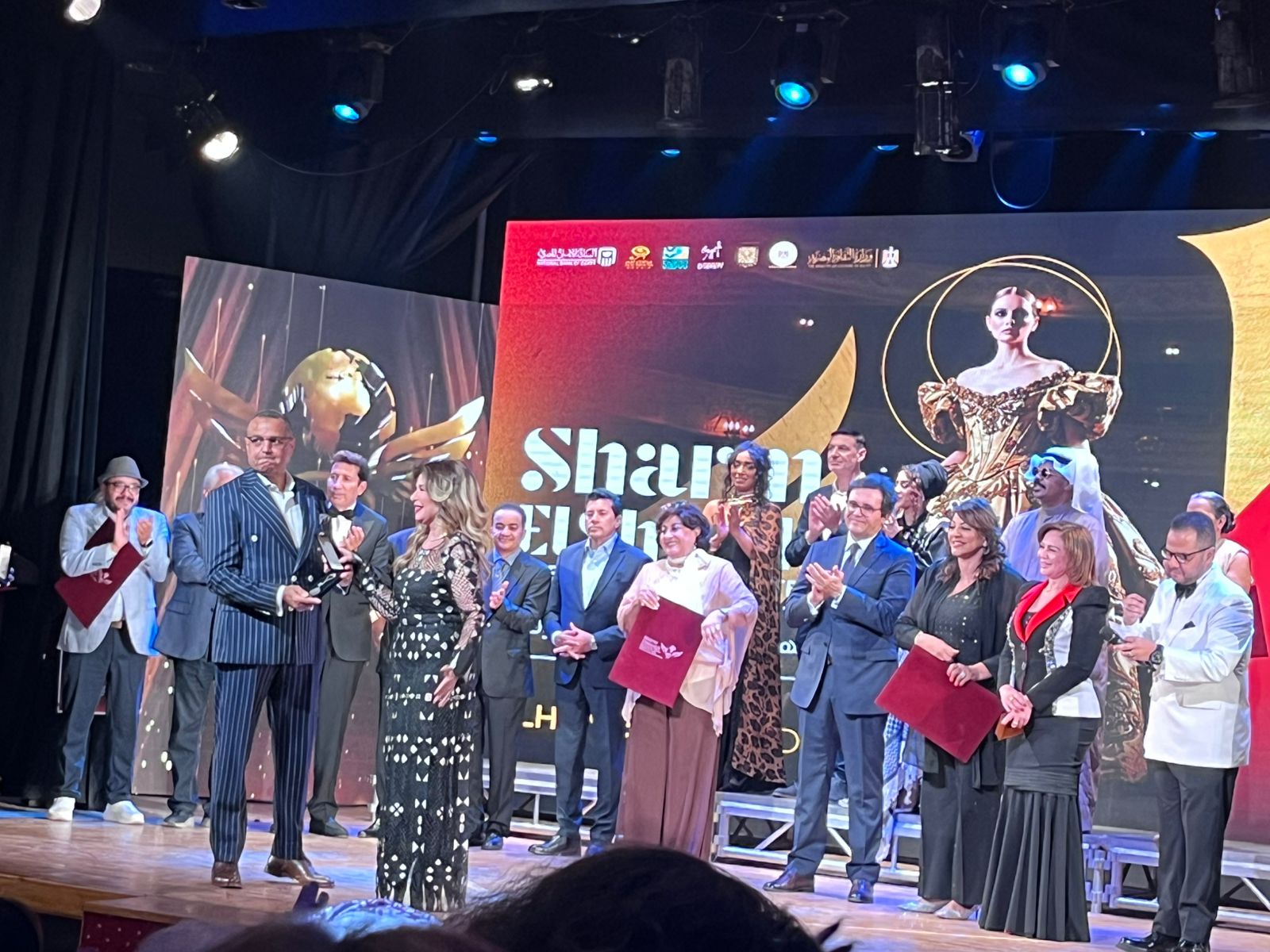 1764528803 636 محافظ جنوب سيناء يكرم إلهام شاهين وصابرين ورمزي والمرشدي