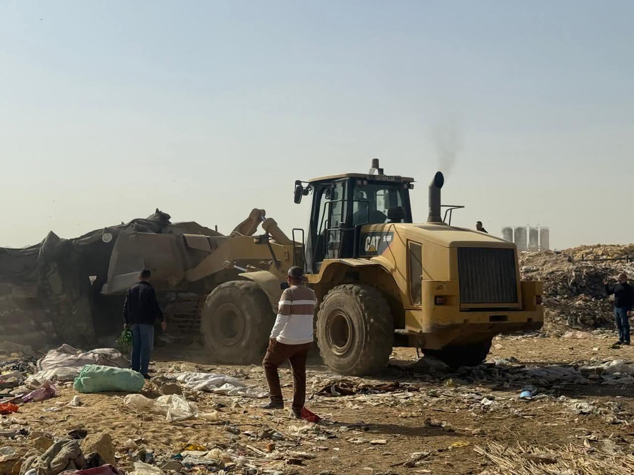 1764534019 324 حملة كبيرة للتصدي للنباشين وبدء غلق آمن لمقلب الطريق الأوسطي