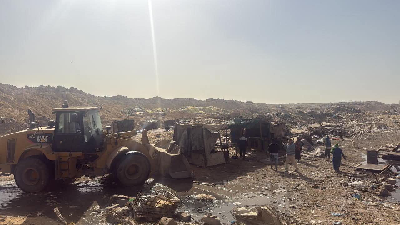 1764534019 824 حملة كبيرة للتصدي للنباشين وبدء غلق آمن لمقلب الطريق الأوسطي