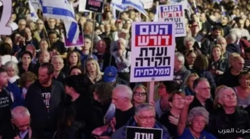 آلاف الإسرائيليين في تل أبيب يخرجوا يتظاهروا عشان يطالبوا بلجنة