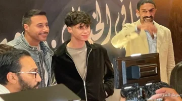 أحمد السعدني مع ولاده في العرض الخاص لفيلم ولنا في