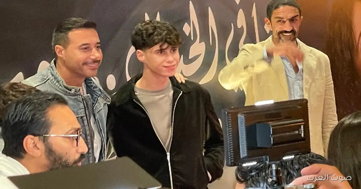 أحمد السعدني مع ولاده في العرض الخاص لفيلم “ولنا في الخيال حب” بأحد المولات
