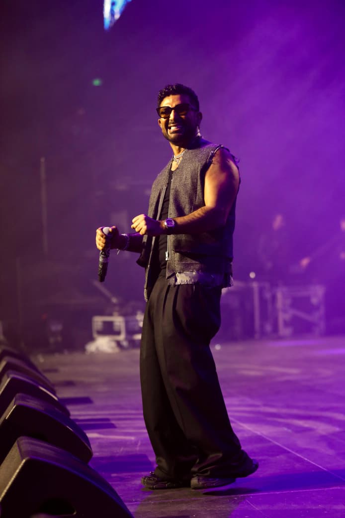 أحمد سعد يخلي الجمهور متحمس في حفلة باريس