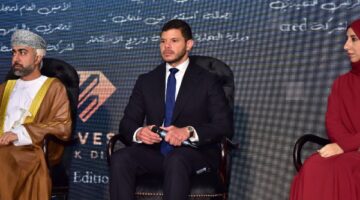 أحمد منصور الخبرات المصرية في عمان بتأكد على فرص الاستثمار