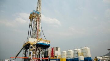 أسعار النفط بتزيد شوية مع قرب انتهاء المهلة الأمريكية للتعامل