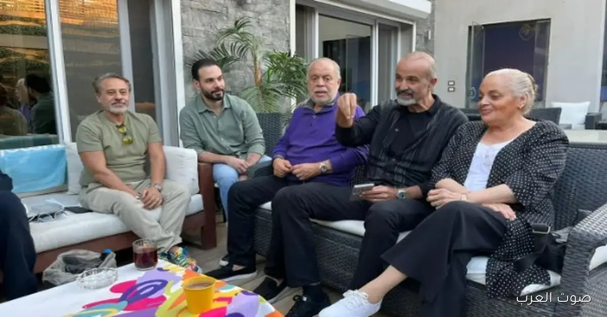 أشرف زكي يقرر يكمل شغله كنقيب للممثلين بعد زيارة أعضاء المجلس